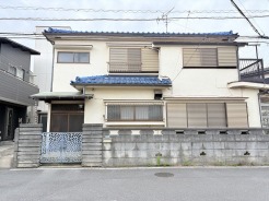 街並みに穏やかに溶け込み、時を経るごとに深まる落ち着きを感じさせる佇まいが魅力です。