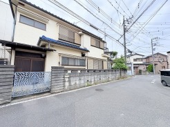 穏やかな街並みに馴染む落ち着いた佇まいで、暮らしの気配を優しく受け止めてくれる安心感のある住まいです。