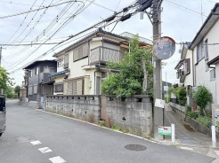 穏やかな時間が流れる落ち着いた街並みに溶け込み、日々の暮らしに安らぎを感じさせる佇まいです。