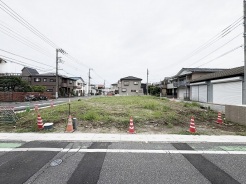 周囲の街並みと調和する、開放感に満ちた平坦な敷地が新しい暮らしの可能性を広げます。