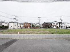 開放的な敷地は、周辺の閑静な街並みと調和し、日々の暮らしにゆとりをもたらしてくれます。