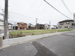落ち着いた周辺環境に囲まれ、これからの暮らしを自由に描き出せる広々とした空間が広がっています。