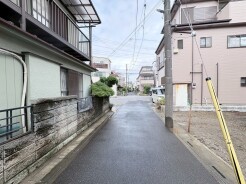 穏やかな日常の気配が漂う、落ち着いた住宅街の風景が広がる落ち着いた住環境です。