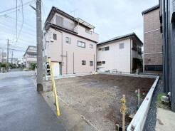 周囲の環境に馴染む落ち着いた街並みの中で、理想の暮らしを描くための広がりある自由な空間。