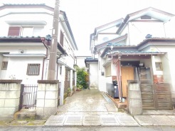 閑静な街並みに佇み、心地よい落ち着きと穏やかな暮らしの気配を感じさせる外観です。