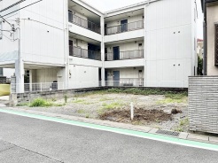 閑静な住宅街の一角にあり、周囲の環境と調和した落ち着きを感じさせる土地の佇まいです。
