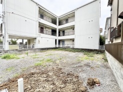 周囲に馴染む落ち着いた佇まいで、生活の拠り所として穏やかな雰囲気を感じさせる外観です。
