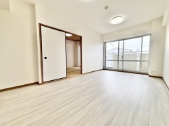 すっきりと整えられた空間が、住まう方のライフスタイルを穏やかに包み込む心地よい調和を感じさせます。