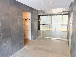 素材感のある落ち着いた色調で統一された、品格を感じさせるエントランス空間です。