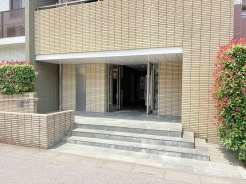 端正なタイル貼りの外観が、訪れる人を静かに迎え入れる品位ある佇まいです。