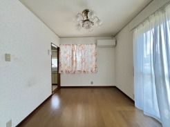 穏やかな時間が流れるような、落ち着きと調和を感じさせる心地よい空間が広がっています。