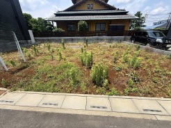 周辺環境と調和する穏やかな街並みの一角で、暮らしの新しい可能性を広げられるゆとりある敷地です。