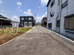 整然とした街並みに面した、日々の暮らしが穏やかに流れる落ち着きのある住環境です。