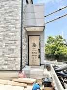 スタイリッシュな外壁が印象的な、モダンで洗練された佇まいを感じさせる外観デザインです。