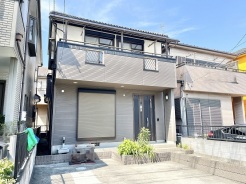 落ち着いた色調の外観が街並みに静かに溶け込み、日々の暮らしに心地よい安らぎをもたらす住まいです。