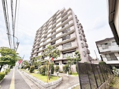 周辺の街並みと調和しながら、落ち着いた存在感を放つ端正な外観が、心地よい住環境を予感させます。