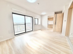 自然な木目の質感が心地よい、開放感と落ち着きを感じさせる健やかな空間です。