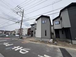 洗練されたモノトーンの外観が、周辺の落ち着いた街並みと穏やかに調和しています。