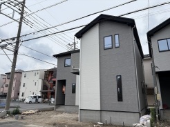 街並みにすっきりと溶け込む洗練された佇まいが、暮らしに落ち着きと安心感をもたらしてくれます。