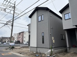 落ち着いた色合いのモダンな外観が、周囲の街並みに洗練された印象を与えています。