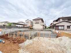 周辺の落ち着いた街並みに溶け込みながら、新しい暮らしの基盤が着実に築かれていく様子が伝わります。