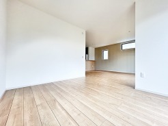 木目の風合いが心地よい空間への広がりを感じさせる穏やかな雰囲気に満ちたインテリア