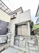 街並みに自然と馴染む、落ち着いた佇まいが日々の暮らしに安らぎをもたらします。
