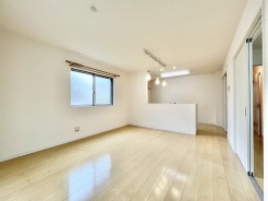 余計な装飾を削ぎ落としたシンプルな空間は、穏やかな日常を包み込むような静かな安らぎをもたらしてくれます。