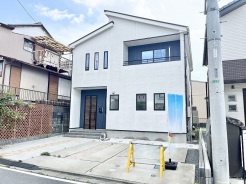 洗練されたコントラストが美しい、街並みに調和するシンプルでモダンな外観デザインです。