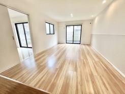 木の温もりを感じるナチュラルな内装が、日々の暮らしに穏やかな心地よさと安らぎをもたらしてくれる空間です。