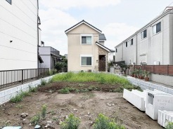周囲の落ち着いた環境に溶け込み、日々の暮らしに静かな広がりをもたらす敷地です。