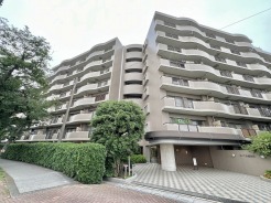 緑豊かな周辺環境と調和した、落ち着きのある佇まいが日々の暮らしに安心感をもたらします。