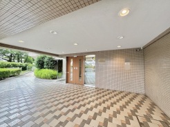 洗練されたタイルと落ち着いた色彩が調和し、住まう方を優雅に出迎える気品あるエントランスです。