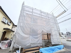 新しい暮らしの基礎が築かれる、期待感の高まる建築中の様子です。