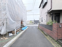 閑静な住宅街に位置しており、日々の暮らしに穏やかな落ち着きをもたらす住環境が整っています。