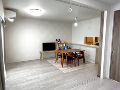 柔らかな色調と洗練された内装が調和し、穏やかで心地よい時間が流れる住空間です。