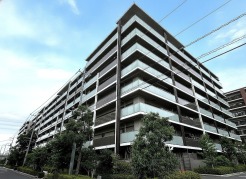 洗練されたフォルムが青空に映える、落ち着いた佇まいを見せる外観デザインです。