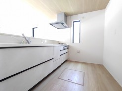 洗練された白を基調とした空間が、日々の暮らしに心地よい調和と穏やかな広がりをもたらします。