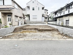 閑静な住宅街の一角に位置し、理想の住まいをゼロから描き出すための広々とした空間が広がっています。