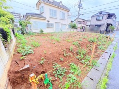穏やかな住宅街に位置する、理想の暮らしを自由に描ける広々とした敷地です。