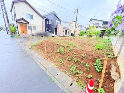 穏やかな住宅街に位置する、新しい暮らしの始まりを静かに予感させるゆとりある敷地です。
