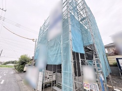 新しい暮らしの準備が整いつつある、これから完成を迎える住まいの姿を現地からお届けします。