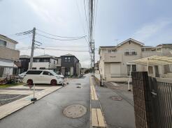 幅員の狭い道ですが、車通りの少ない住宅街に立地してます。