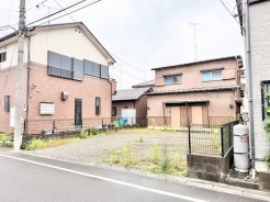 周囲と調和する穏やかな住環境に位置しており、日々の暮らしに落ち着きを感じられる立地です。
