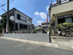 閑静な住宅街の一角にあり、新しい暮らしの始まりを静かに予感させる落ち着いた佇まいです。
