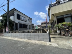 閑静な住宅街の一角にあり、新しい暮らしの始まりを想像させる落ち着いた街並みに佇む敷地です。