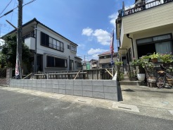 穏やかな空が広がる閑静な住宅街で、暮らしの新しい可能性を描き出せる落ち着いた住環境です。