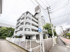 周辺環境と調和する落ち着いた佇まいで、街並みに溶け込む洗練された外観が印象的です。