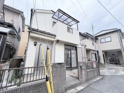 周囲の街並みに自然と馴染む、落ち着いた佇まいが日々の暮らしに穏やかな安らぎをもたらします。