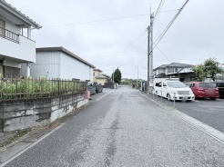穏やかな住宅地が広がり、日常の落ち着いた暮らしが感じられる周辺環境です。